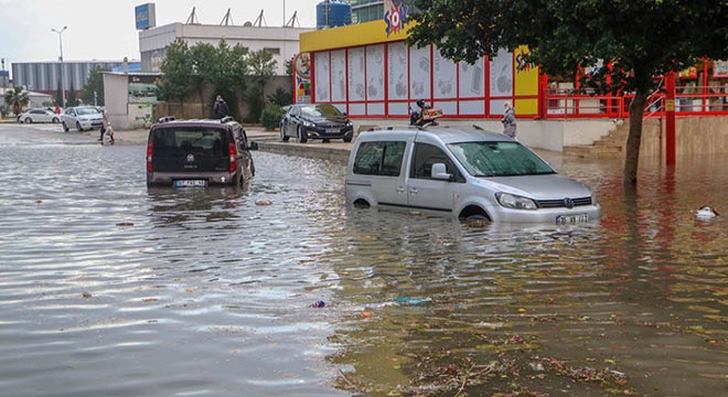 Antalya da onlarca araç su içinde kaldı