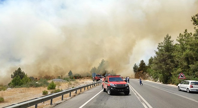 Antalya da orman yangını çıktı, karayolu ulaşıma kapatıldı