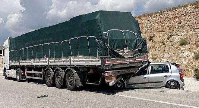 Antalya da otomobil TIR a çarptı: 1 ölü