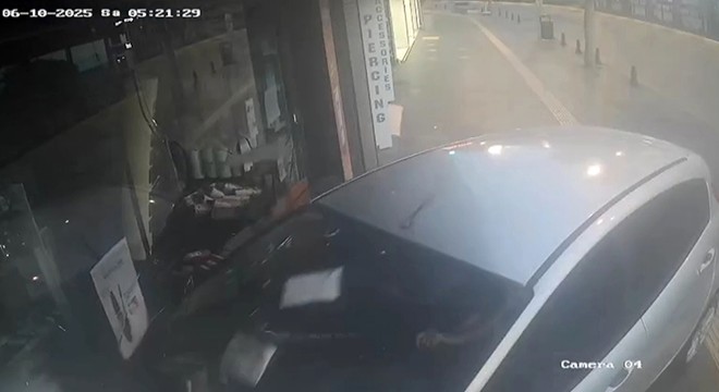 Antalya'da otomobil mağazaya çarptı