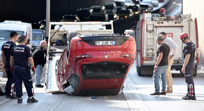 Antalya da otomobil takla attı, trafik kilitlendi