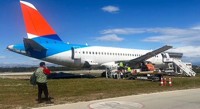 Antalya'da 'sabıkalı' uçağın sökümüne başlandı