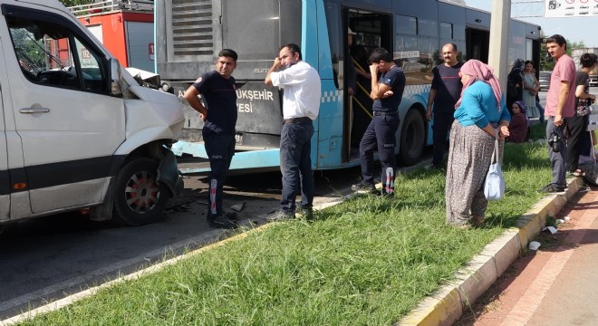 Antalya da servis minibüsü halk otobüsüne çarptı: 4 yaralı