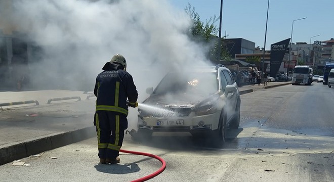 Antalya da seyir halindeki otomobil yandı