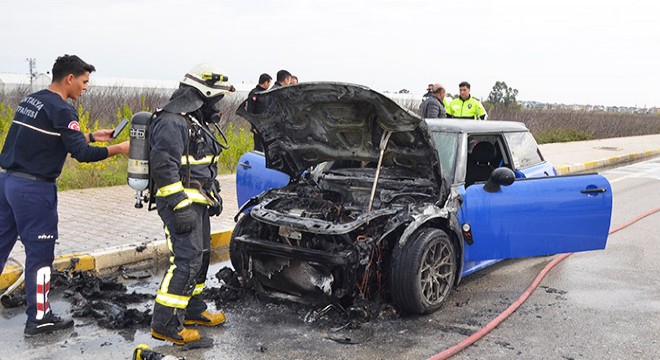 Antalya da seyir halindeki otomobil yandı