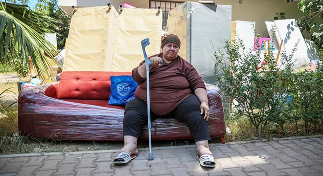 Antalya da sokakta kanepede kalıyor