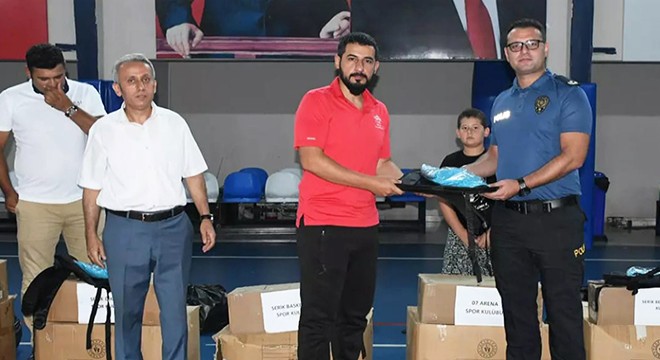 Antalya da spor kulüplerine malzeme yardımı