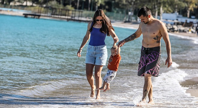 Antalya da şubat ayının en sıcak gününü sahilde geçirdiler