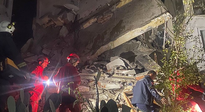 Antalya da tadilat yapılan iki katlı bina çöktü