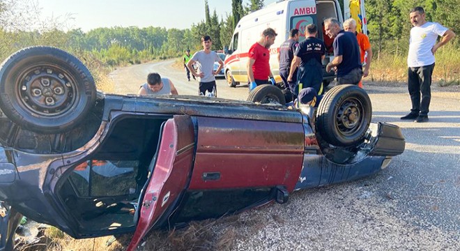 Antalya da takla atan otomobilde 2 yaralı