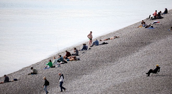 Antalya da tatilciler, aralıkta güneşin keyfini çıkardı