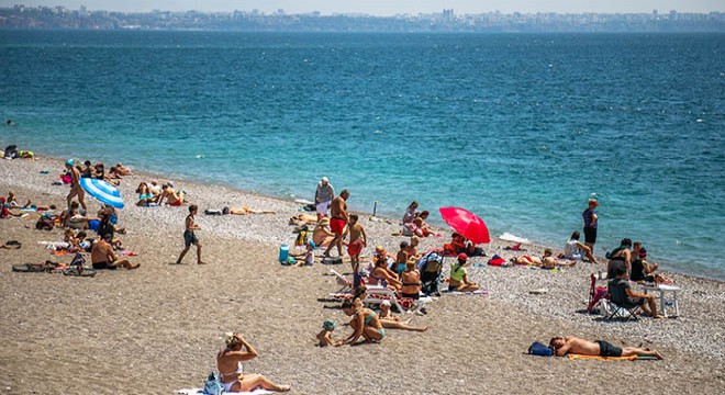Antalya da tatilciler denize girip güneşlendi