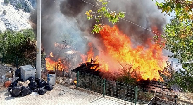 Antalya da tek katlı ev yangında kül oldu
