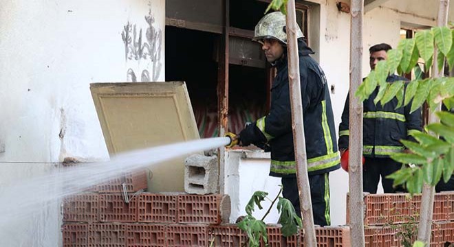 Antalya da tek katlı metruk ev yandı