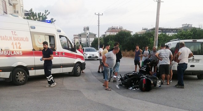 Antalya da ticari araçla çarpışan motosikletin sürücüsü yaralandı