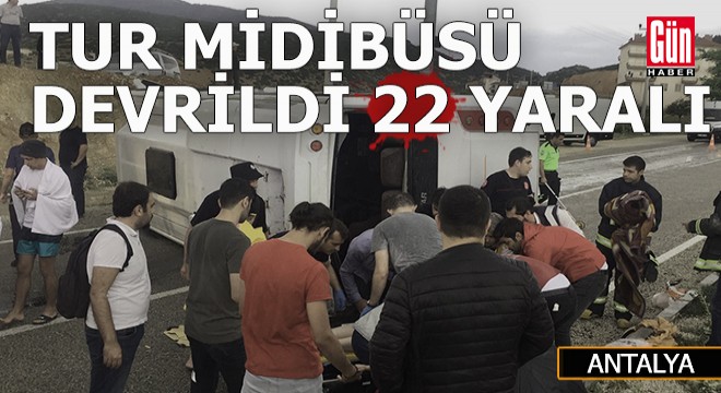 Antalya’da tur midibüsü devrildi: 22 yaralı