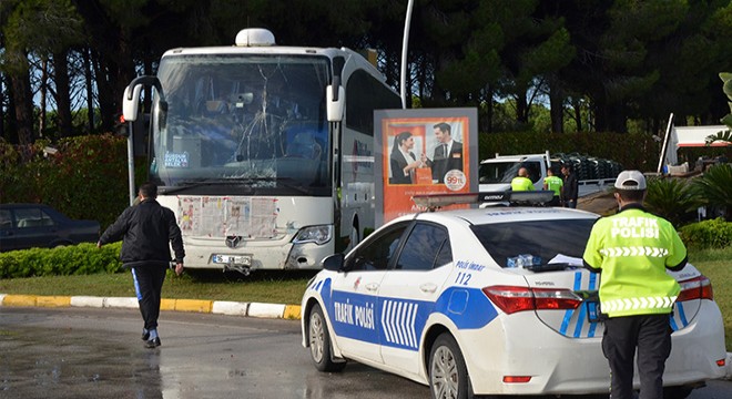 Antalya da yolcu otobüsü refüje çıktı