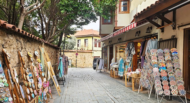 Antalya'nın tarihi ve turistik merkezi Kaleiçi'nde 'tente' krizi