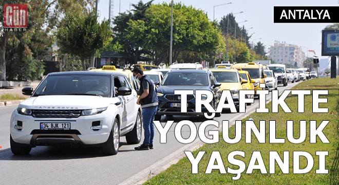 Antalya trafiğinde yoğunluk yaşandı, meydanlar boş kaldı