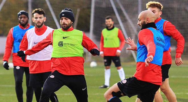 Antalyaspor, 2 kez ertelenen Beşiktaş maçına 18 eksikle çıkacak