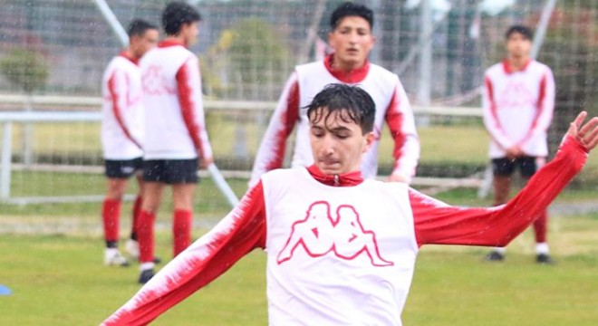 Antalyaspor, Mert Selçuk ile profesyonel sözleşme imzaladı