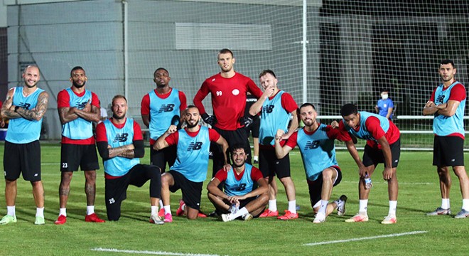 Antalyaspor a 13 futbolcu geldi, 9 futbolcu gitti