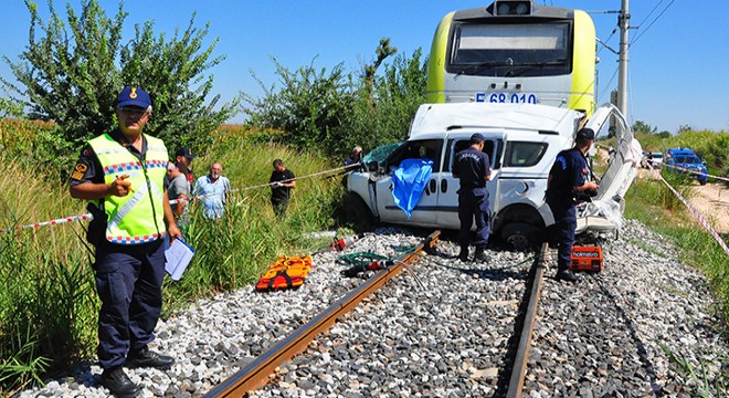Aracına hemzemin geçitte yolcu treni çarpan ziraat mühendisi öldü