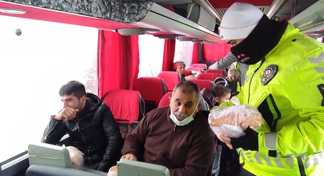 Arıza yapan otobüsteki yolculara sıcak çorba ikramı