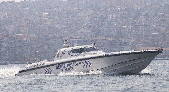 Arızalanan teknede mahsur kalan 5 kişiyi deniz polisi kurtardı