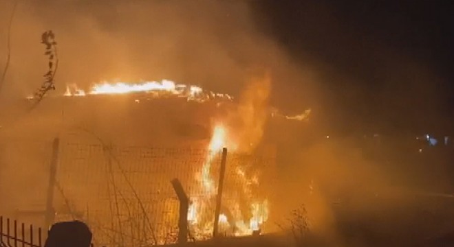 Arnavutköy de villa alev alev yandı