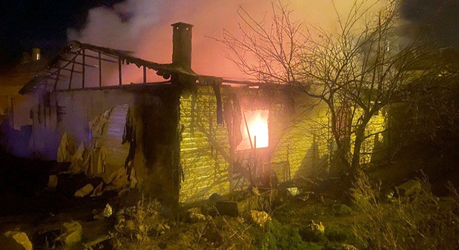 Art arda çıkan yangında üç ev kül oldu