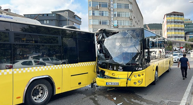 Ataşehir de iki İETT otobüsü çarpıştı