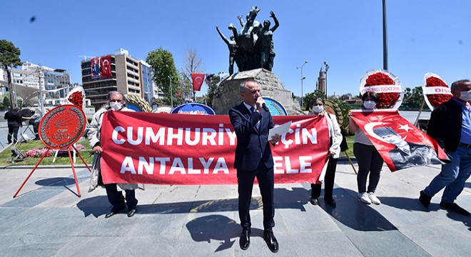 Atatürk Anıtı na 23 Nisan çelengi