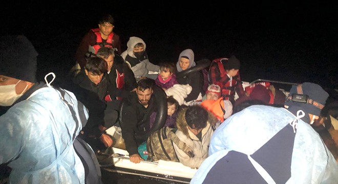 Ayvacık açıklarında, fiber teknedeki 18 kaçak göçmen kurtarıldı