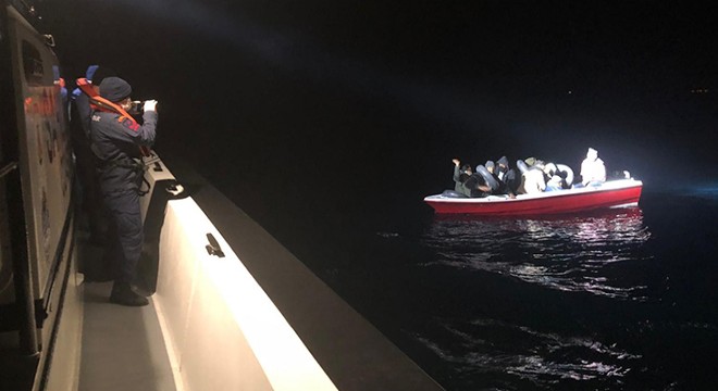 Ayvalık açıklarında 29kaçak göçmen kurtarıldı