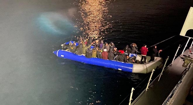Ayvalık açıklarında bottaki 31 göçmen kurtarıldı