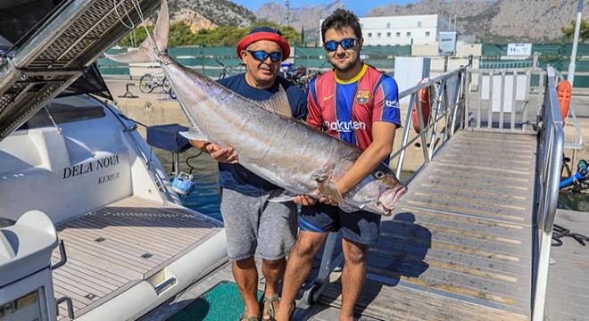 Baba- oğlu, oltayla 1.6 metrelik balık yakaladı