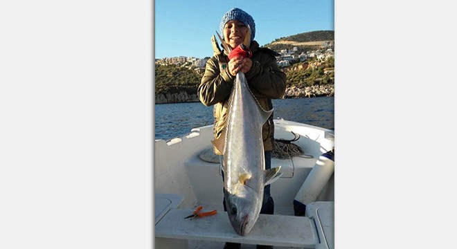 Babasıyla ava çıkan Levent, 110 santimlik balık yakaladı