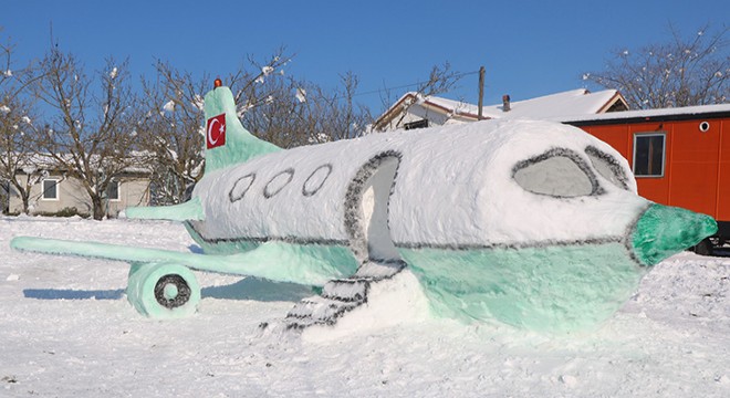 Bahçesinde 5 metre uzunluğunda kardan uçak yaptı