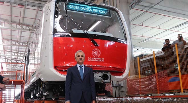 Bakan Uraloğlu, ilk yerli sürücüsüz metro aracını tanıttı