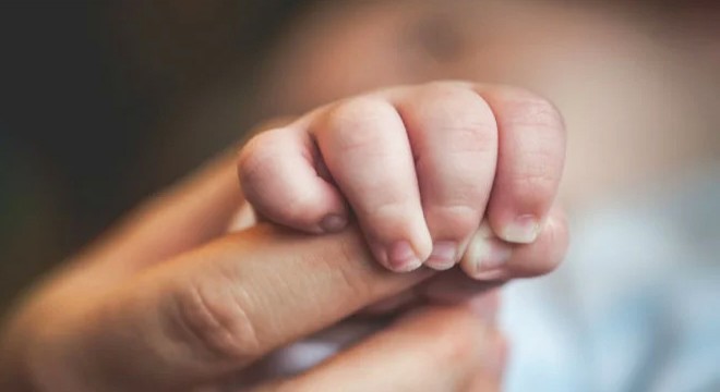 Balkondan düşen 9 aylık bebek, ağır yaralandı