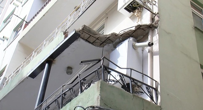 Balkonu çöken 45 yıllık bina tahliye edildi