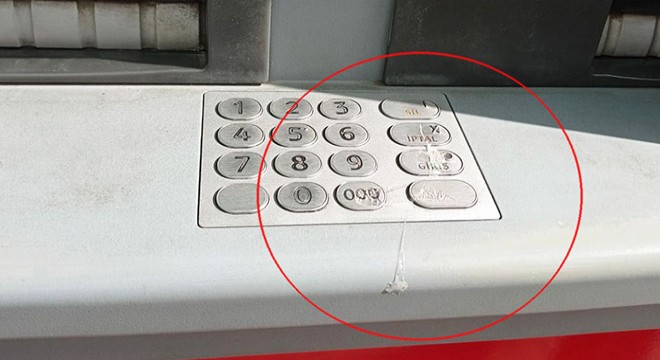 Banka ATM sine tüküren kişi tepki çekti