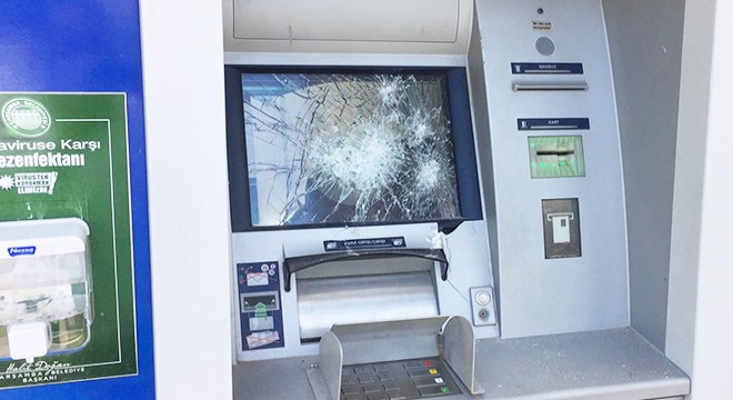 Banka ve ATM ye taşlı saldırı kamerada