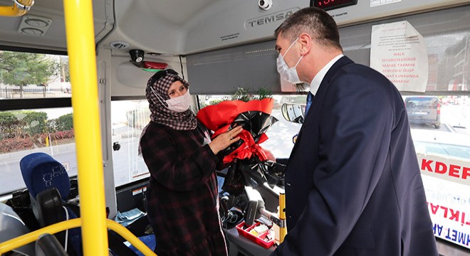Başkan Ercengiz den kadın şoförlere çiçek