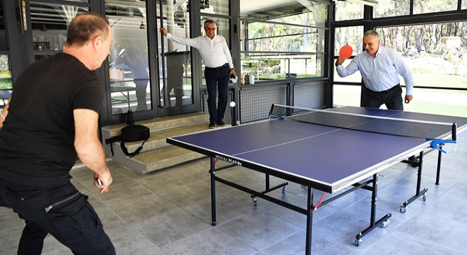 Başkan Esen, Sümer Ezgü ile masa tenisi oynadı