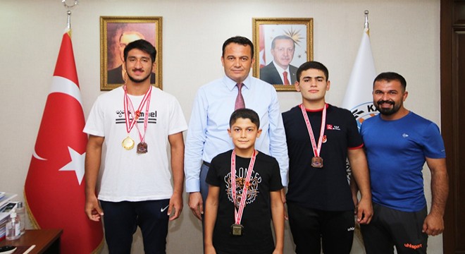 Başkan Ulutaş, genç güreşçileri ödüllendirdi