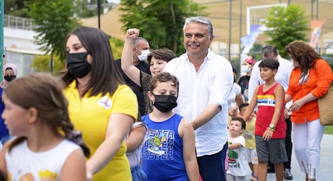 Başkan Uysal, Teneffüs Park ta çocuklarla eğlendi