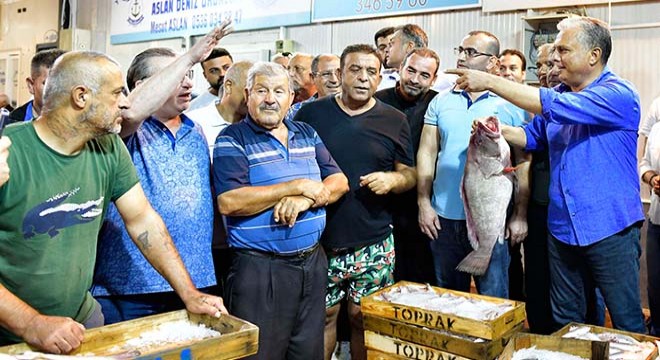 Başkan Uysal, sezonun ilk balık mezadını yaptı