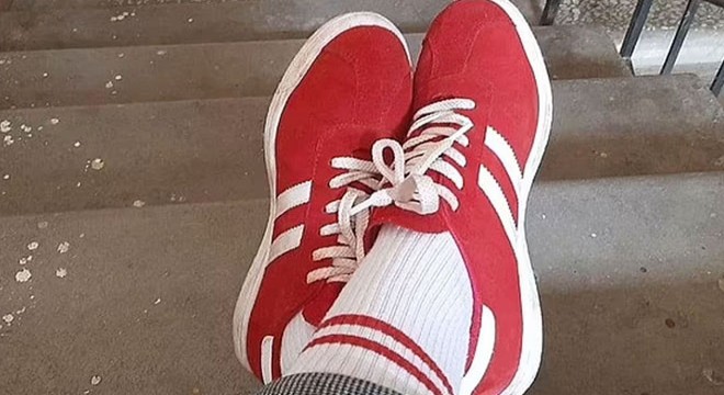 Belarus’ta kırmızı beyaz ayakkabı ve çorap giyen kadına ceza